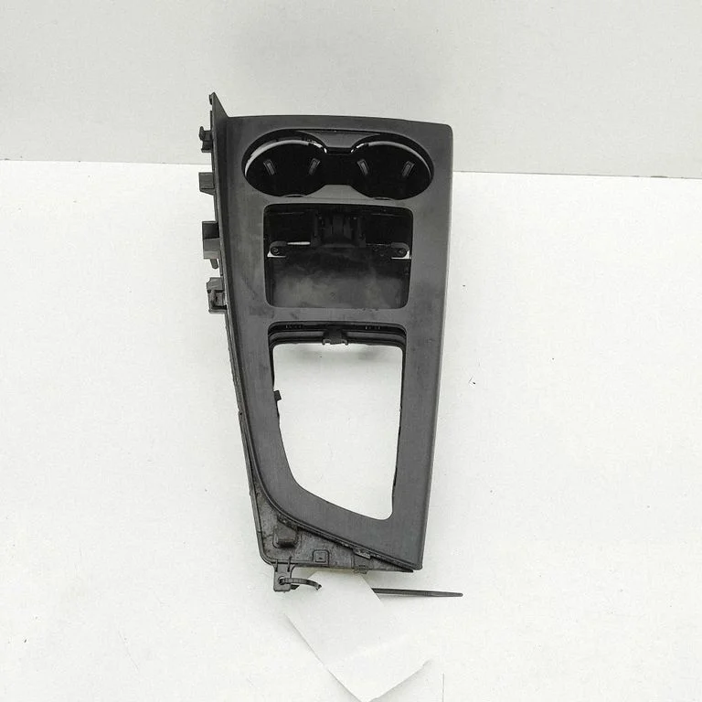 Cita centrālās konsoles (tuneļa) detaļa 8W0862533A