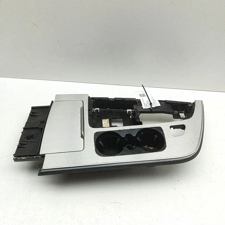 Cita centrālās konsoles (tuneļa) detaļa 4M2864241