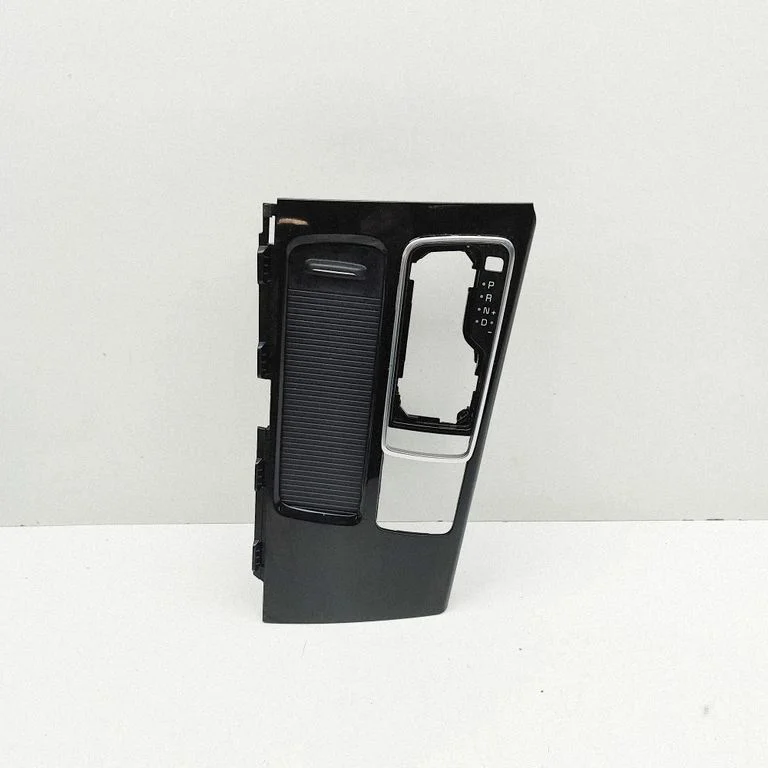 Cita centrālās konsoles (tuneļa) detaļa 84605D4YL0BYF