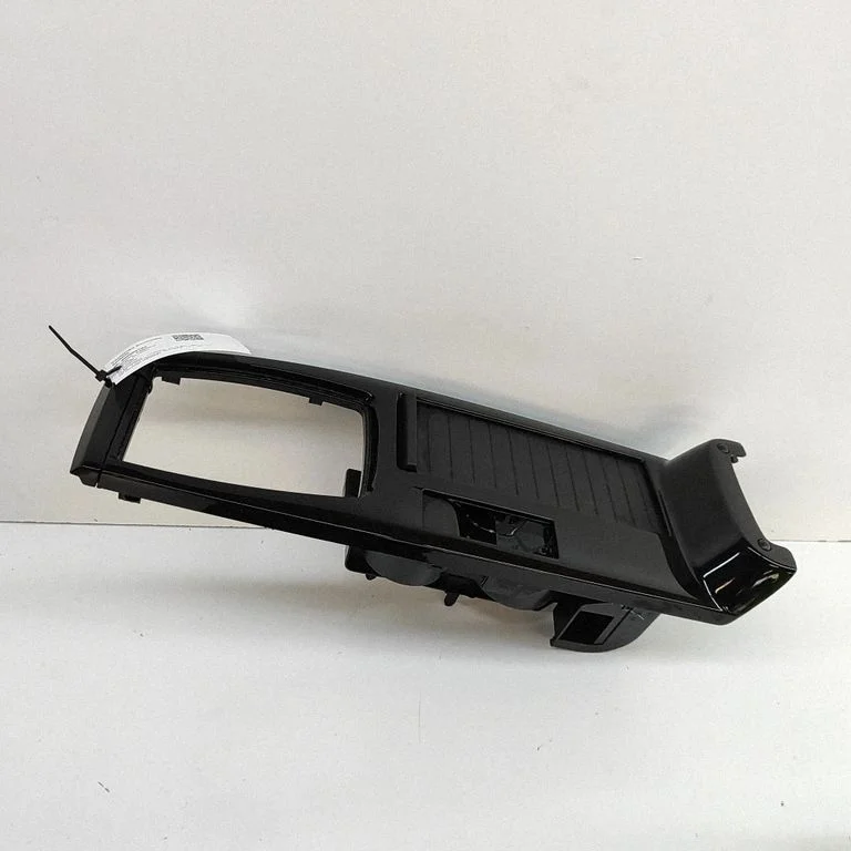 Cita centrālās konsoles (tuneļa) detaļa B005143