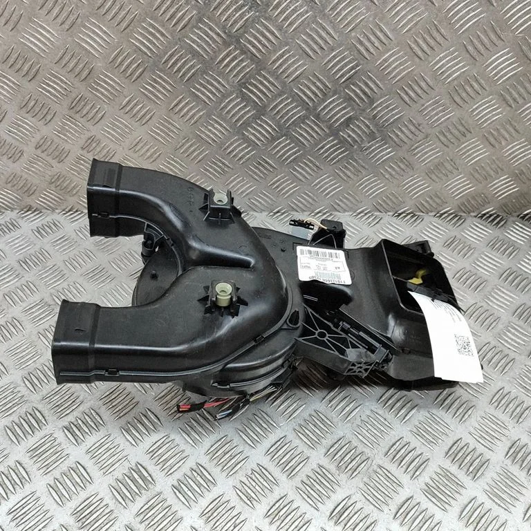 Cita centrālās konsoles (tuneļa) detaļa T1013168B