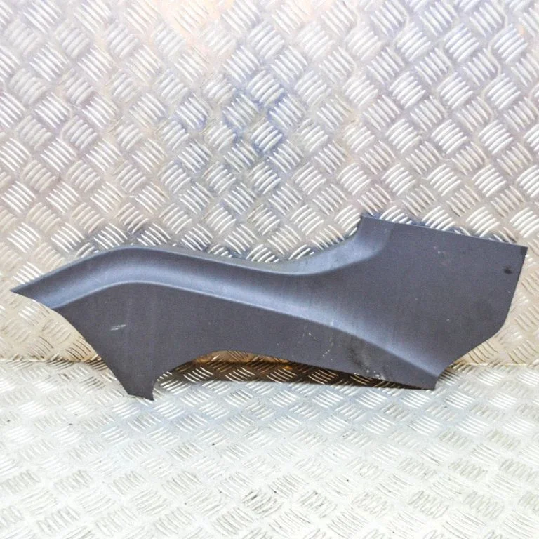 Cita centrālās konsoles (tuneļa) detaļa J9D3045M11A