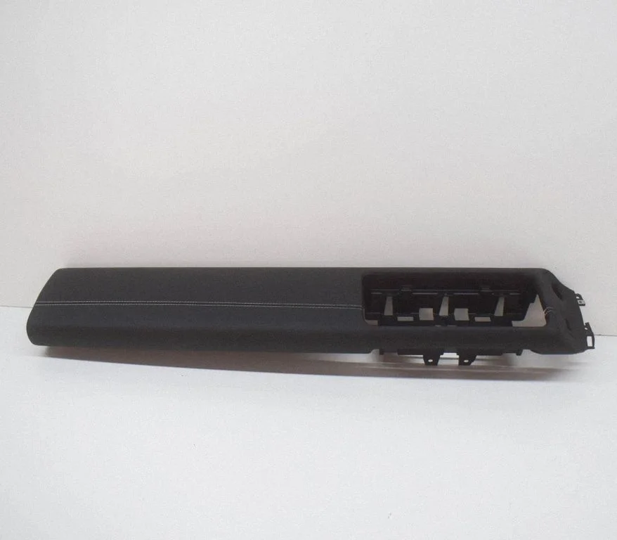 Cita centrālās konsoles (tuneļa) detaļa J8A204268