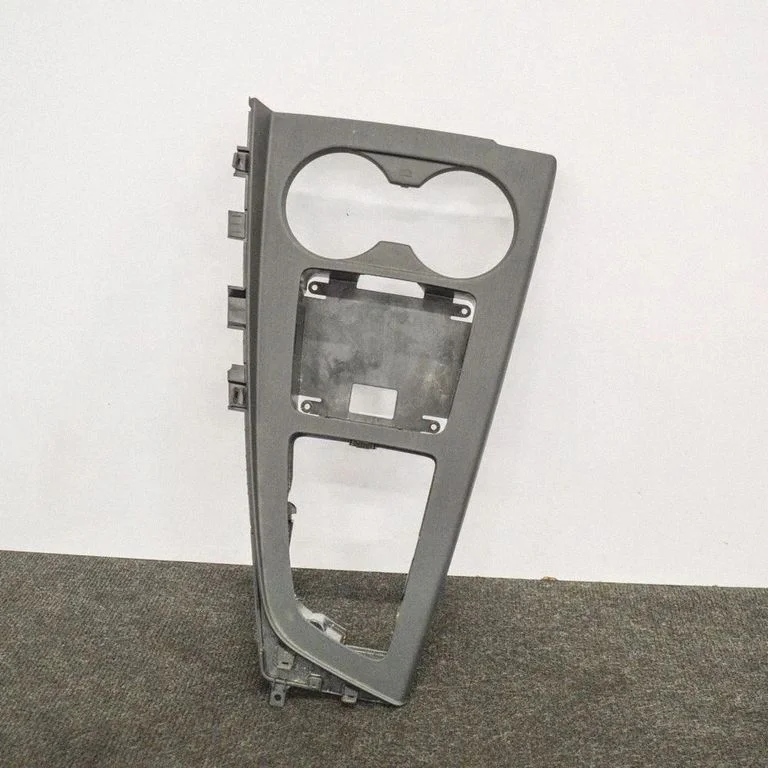 Cita centrālās konsoles (tuneļa) detaļa 8W2864261A
