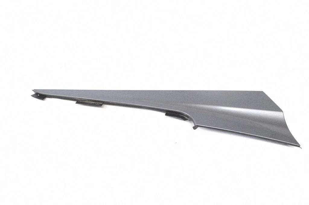 Cita centrālās konsoles (tuneļa) detaļa J9D350462AE