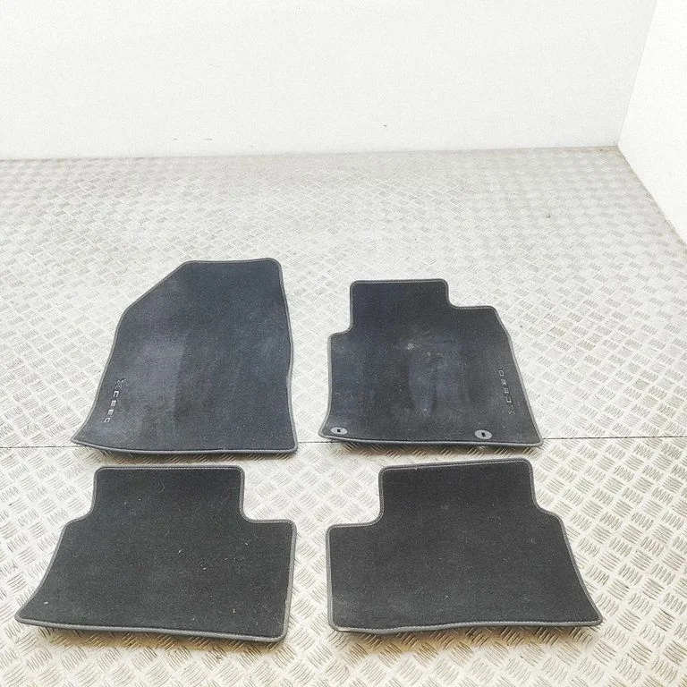 Car floor mat set J7143ADE60