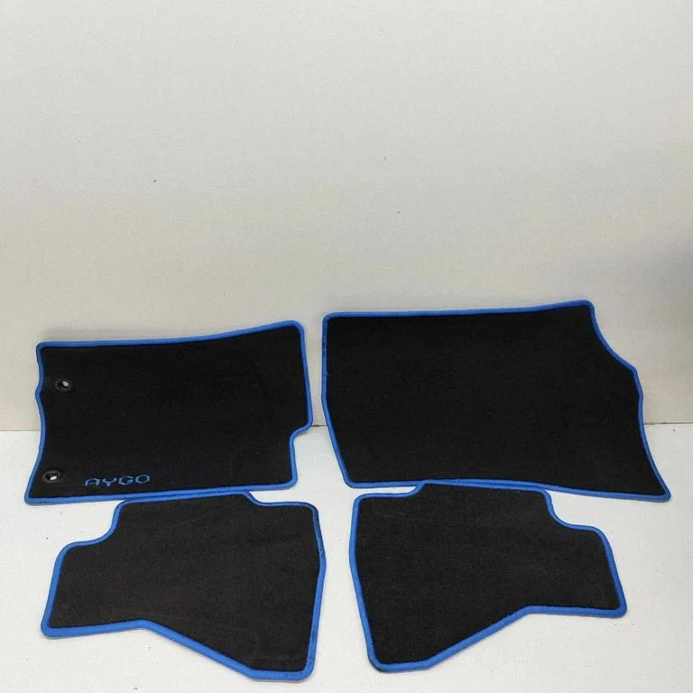 Põrandamattide komplekt 58510YYT10C0 – Toyota Aygo AB40 (2014-)