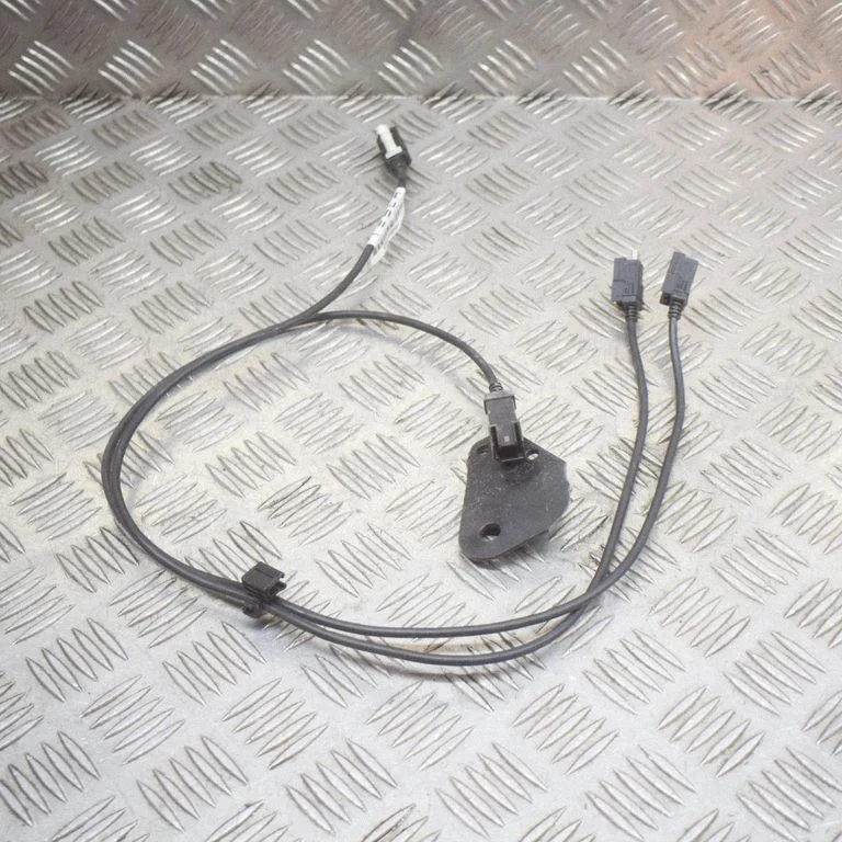 AUX ligzda 100481508B