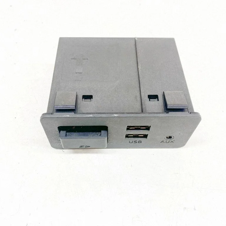 AUX ligzda D09H669U0