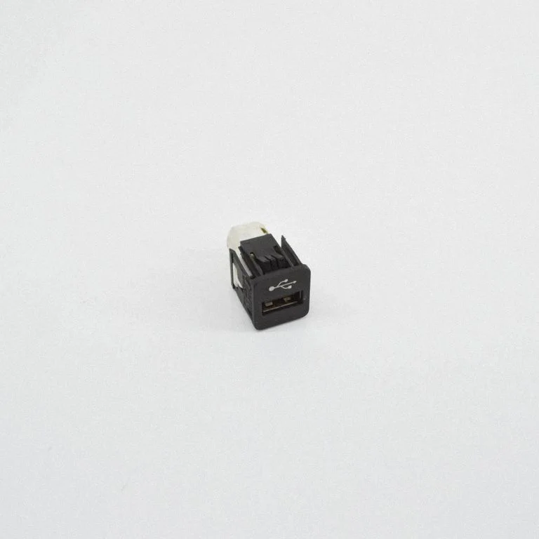 USB ligzda – BMW X5M G05 F95 (2019-)