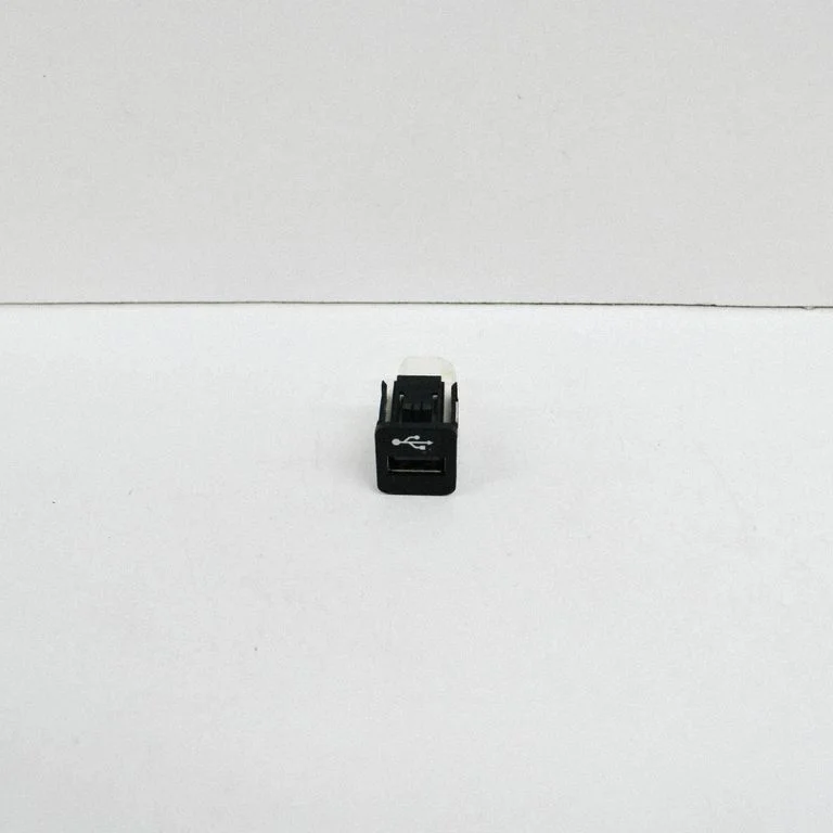 USB ligzda – BMW X3 F25 (2010-2017)