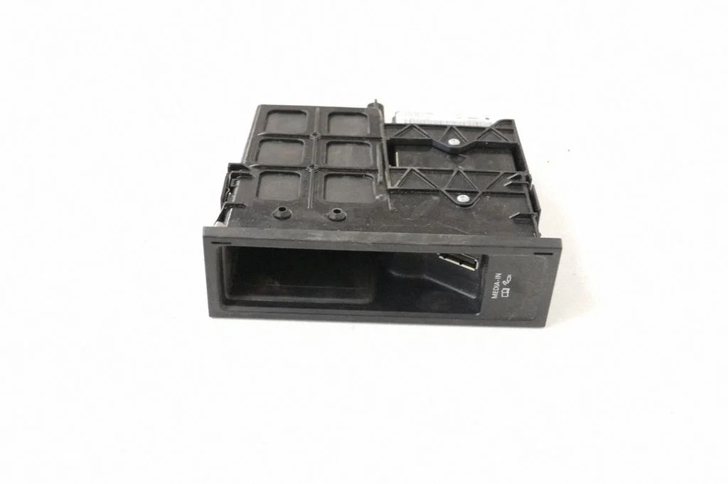 AUX ligzda 5N0035341E