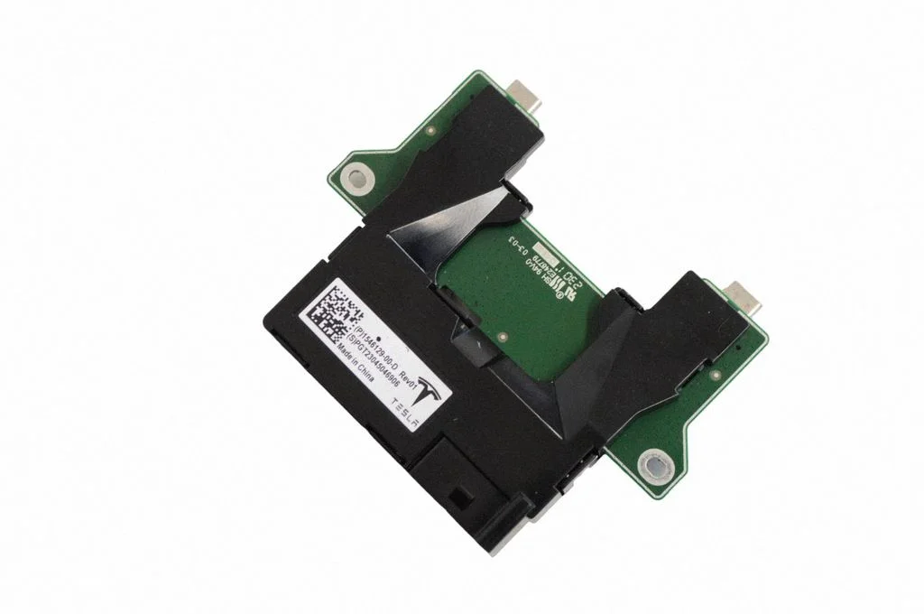 USB-pesa – Tesla Model Y (2020-)