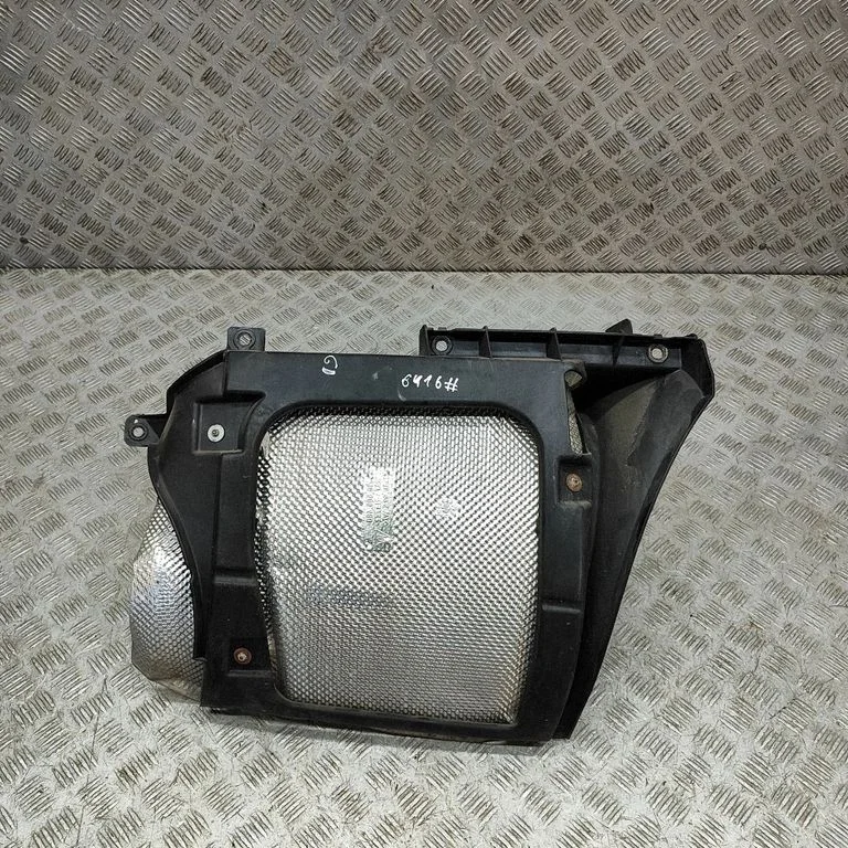 Heat shield in engine bay 996505480