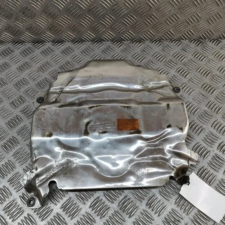 Heat shield in engine bay 06M103097E