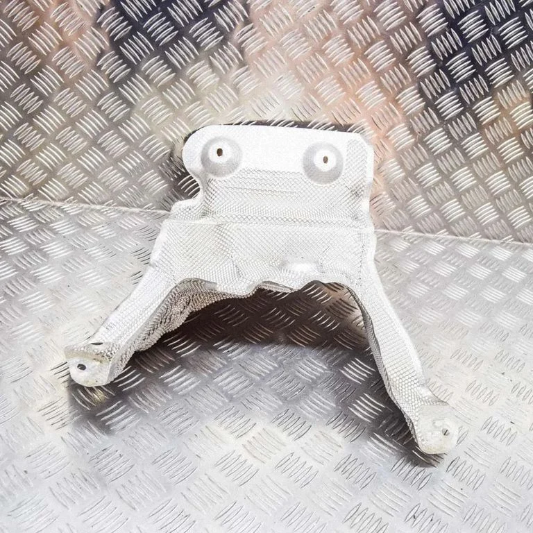 Heat shield in engine bay 7290782