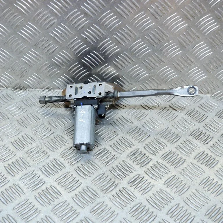 Sēdekļa regulēšanas motoriņš D387900