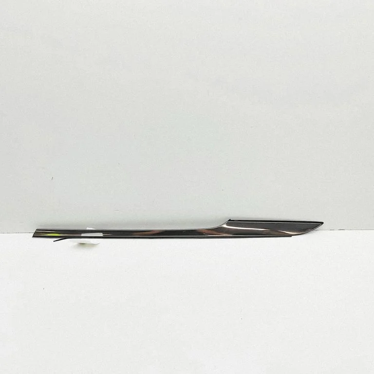 Moldings uz aizmugurējā spārna 87860D4300