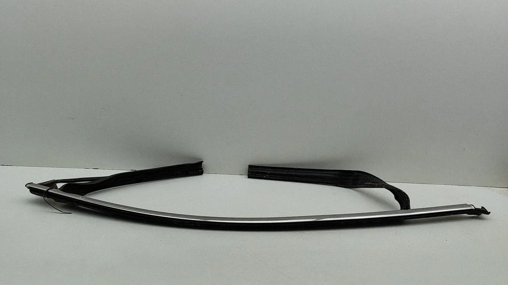 Listwa szyby drzwi przednich SA3F6107113V