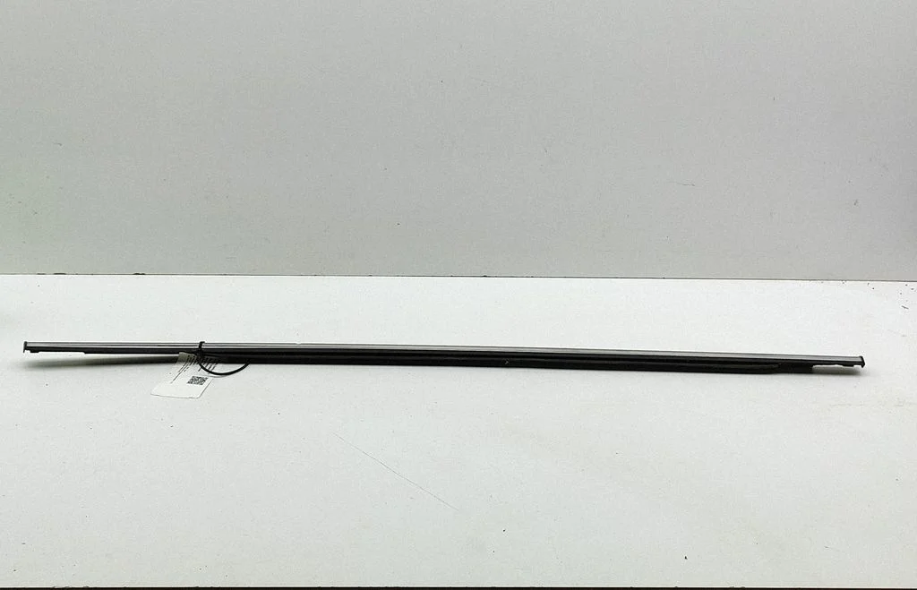Listwa szyby drzwi tylnych SA3F6207115V