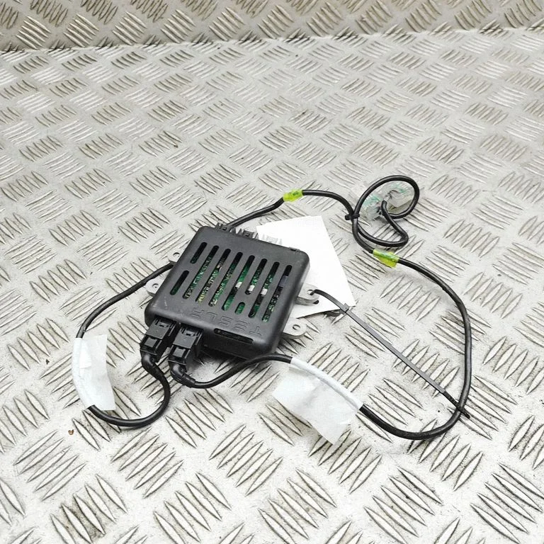 USB control unit – Tesla Model S (2012-)