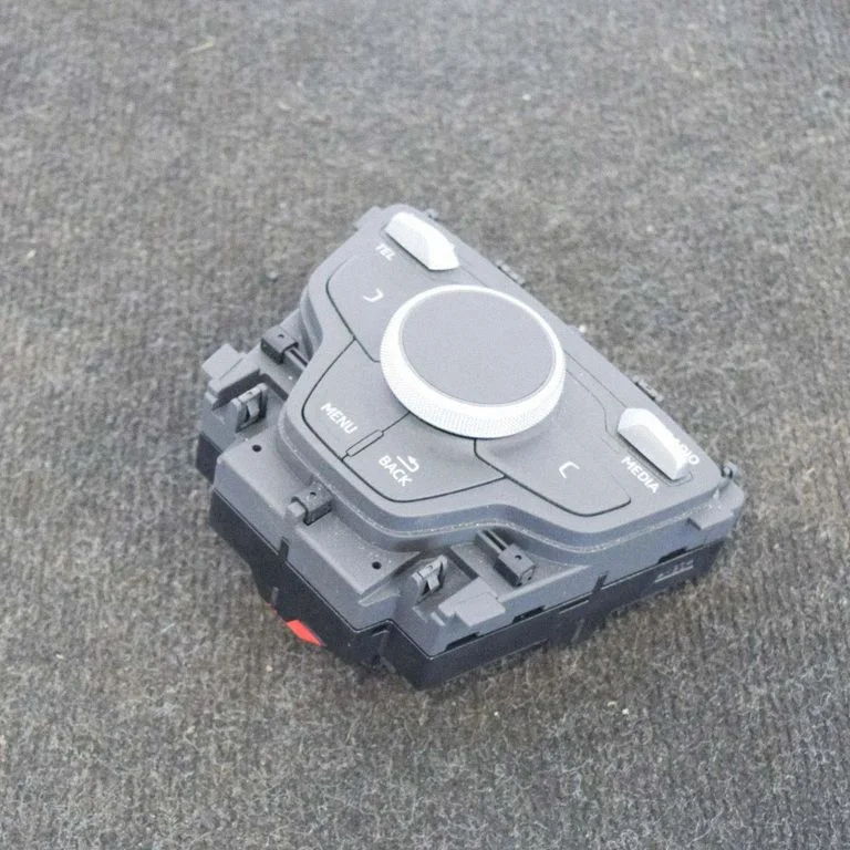 Multimediju kontrolieris 8W0919614J