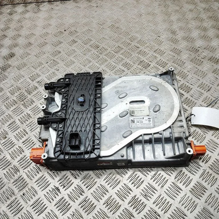 Invertors (sprieguma pārveidotājs) 1EE915684T