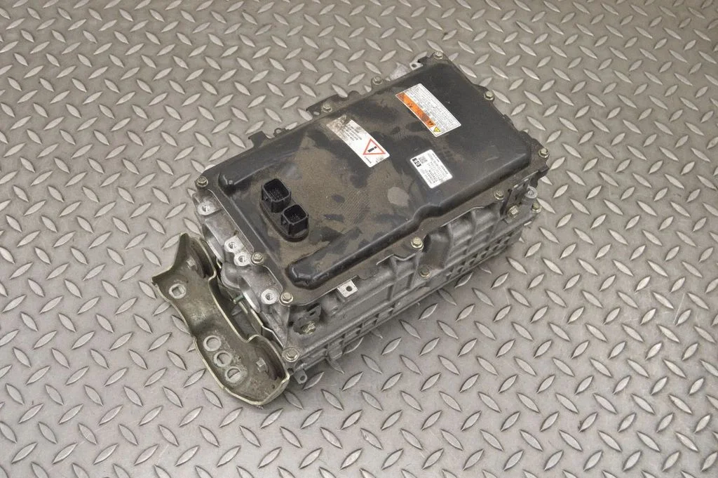 Voltage converter inverter – Toyota RAV 4 (XA50) (2018-)