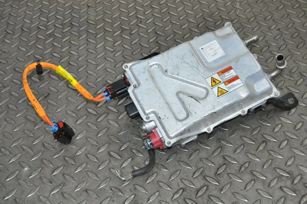 Przetwornica napięcia (inwerter) – Tesla Model S (2012-)
