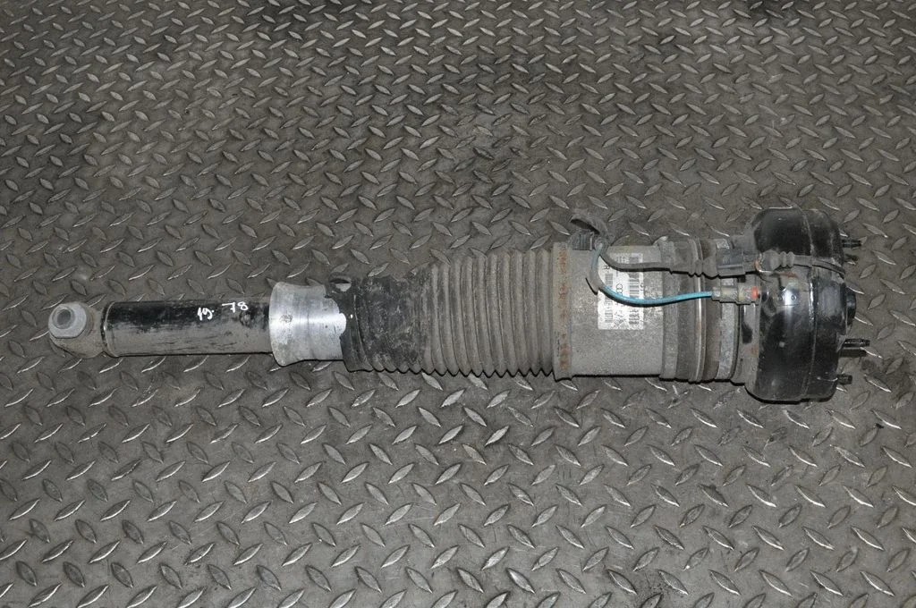 Amortyzator tylny (zawieszenie pneumatyczne / hydrauliczne) – Audi A8 S8 D4 4H (2010-2016)