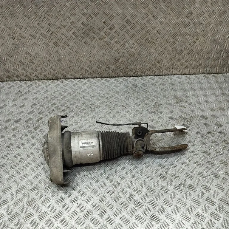 Priekšējais amortizators (pneimatiskā/hidrauliskā piekare) 7L5616039