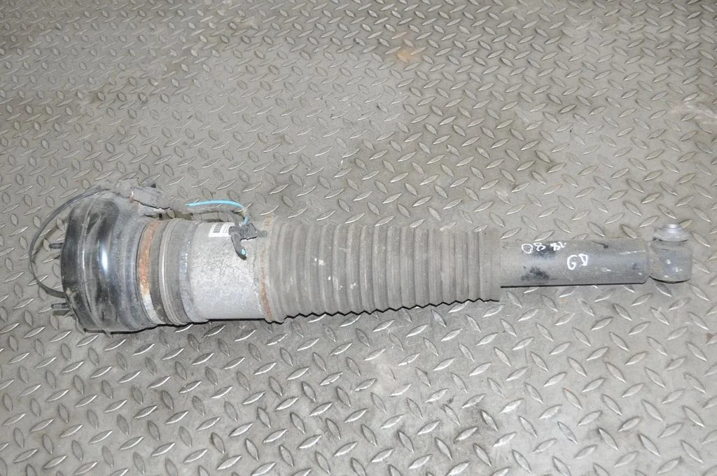 Amortyzator tylny (zawieszenie pneumatyczne / hydrauliczne) – Audi A8 S8 D4 4H (2010-2016)