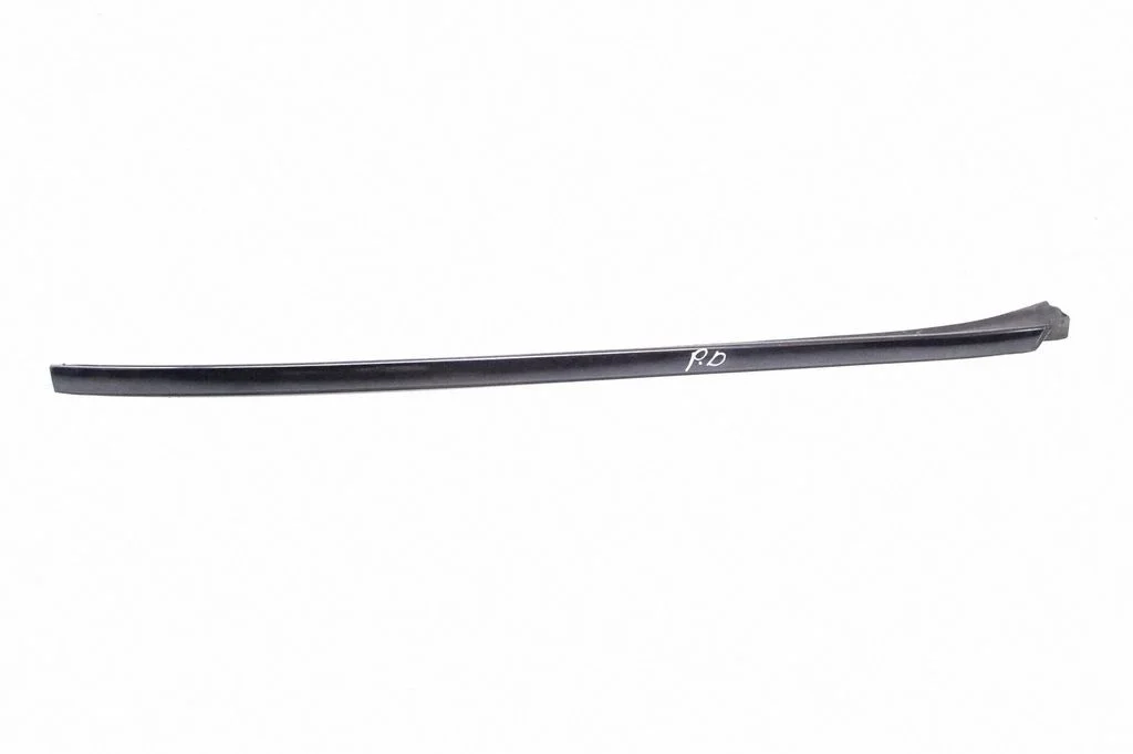 Windshield trim – right