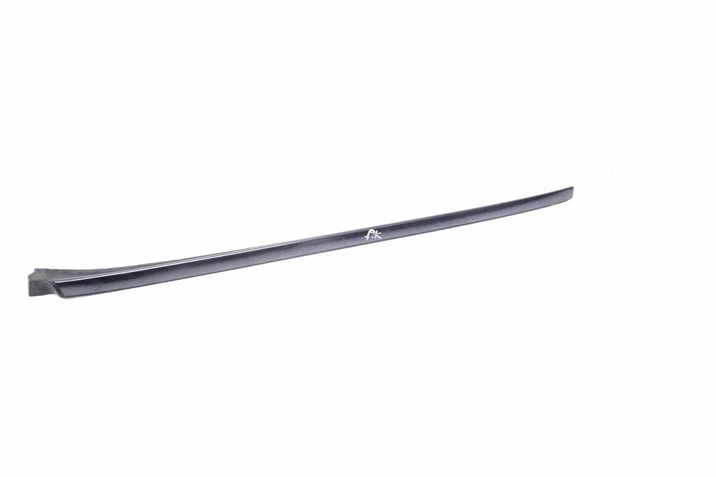 Windshield trim – left