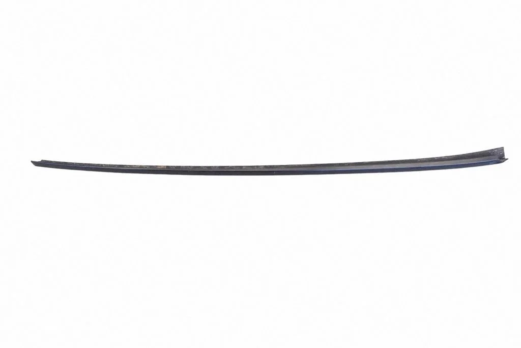 Windshield trim – right
