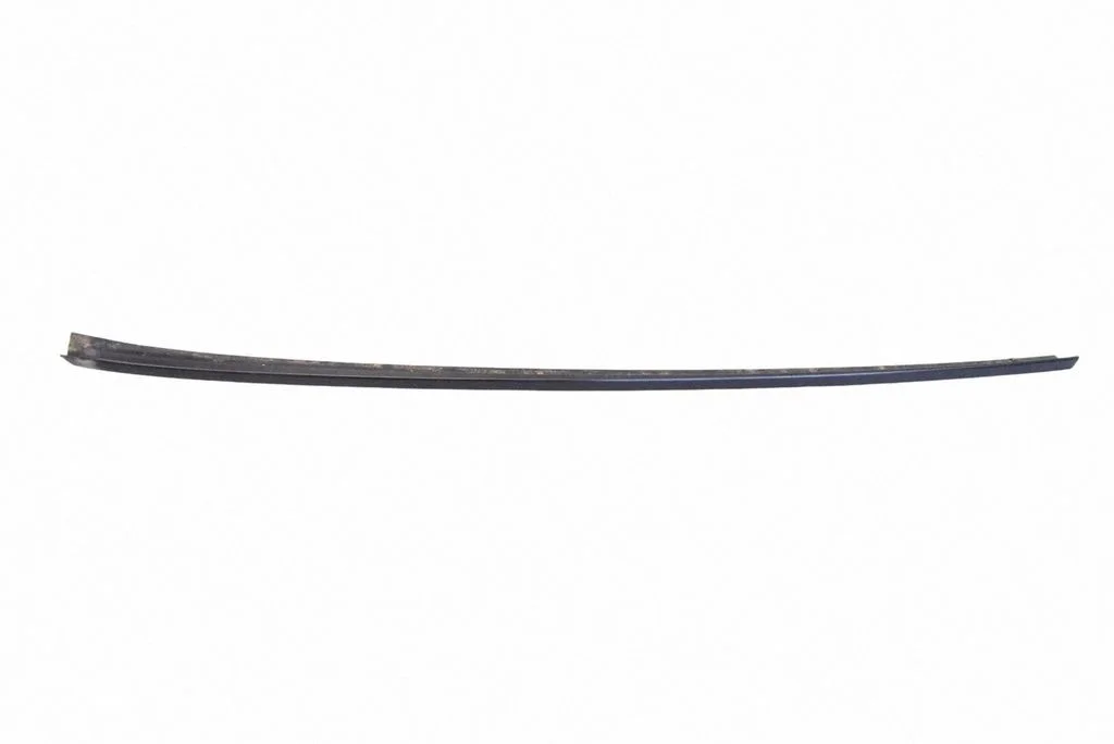Windshield trim – left