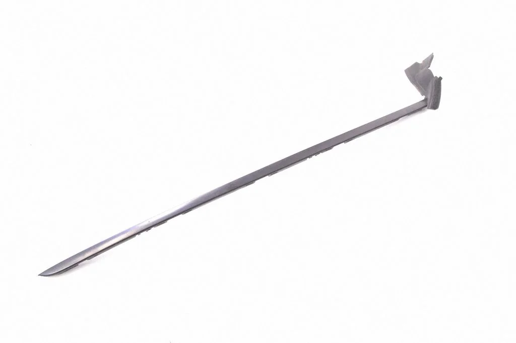 Windshield trim – right