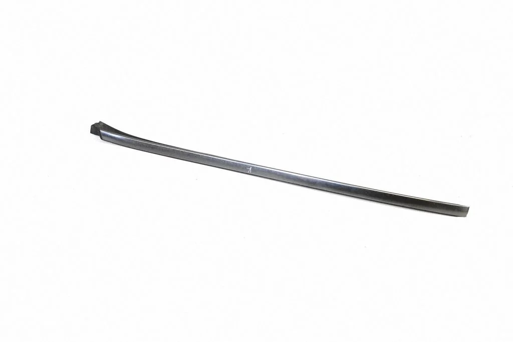 Windshield trim – left