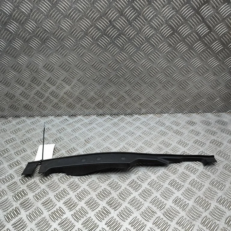 Spārna nobeiguma apdare 8W6820582E
