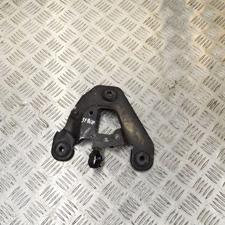 Air filter cleaner box bracket assembly