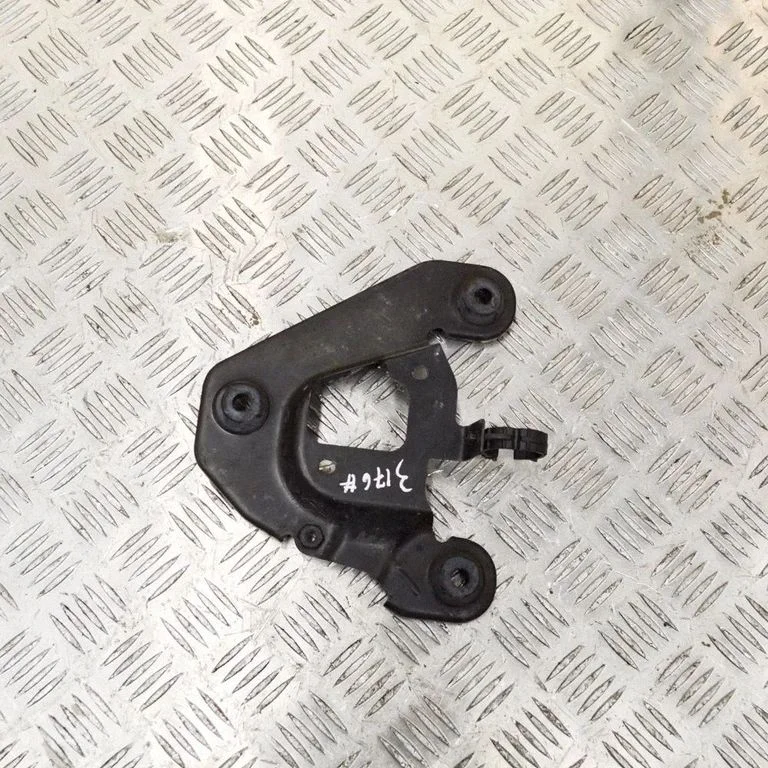 Air filter cleaner box bracket assembly