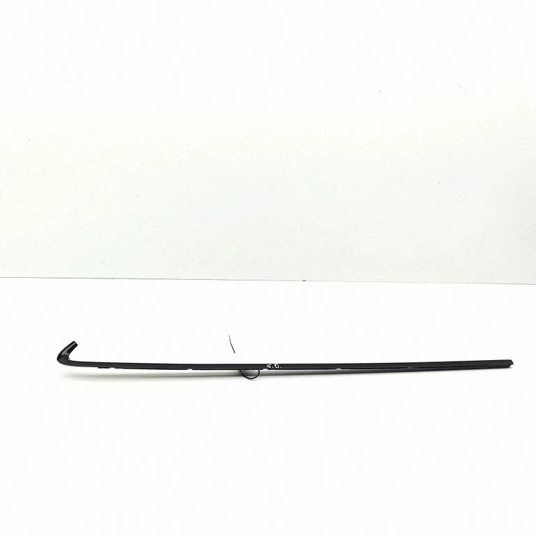 Listwa błotnika tylnego 8V3853346