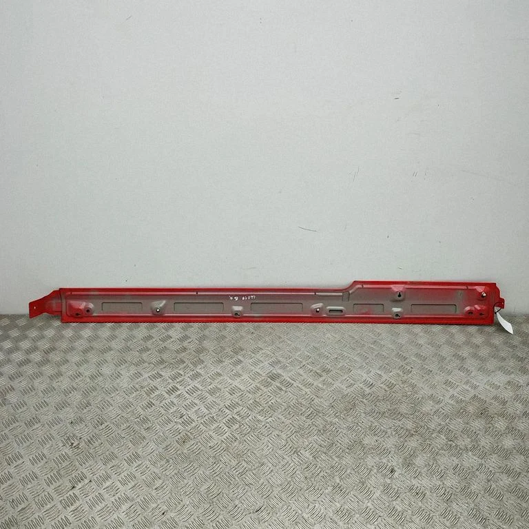Moldings uz aizmugurējā spārna PZ31V250A27BC