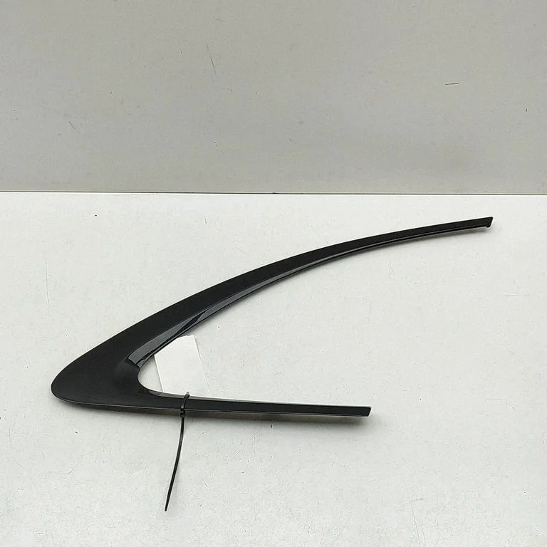 Moldings uz aizmugurējā spārna HK8M3210432
