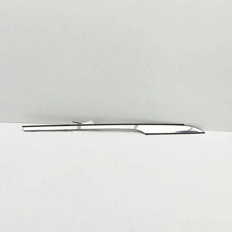 Moldings uz aizmugurējā spārna 87850D4300