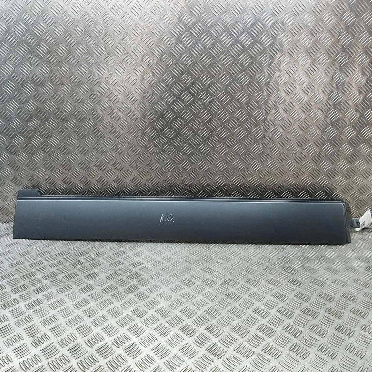 Moldings uz aizmugurējā spārna 7H1843795H