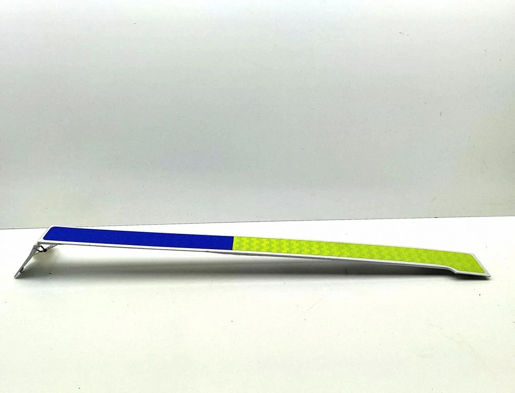 Moldings uz aizmugurējā spārna 9808384180
