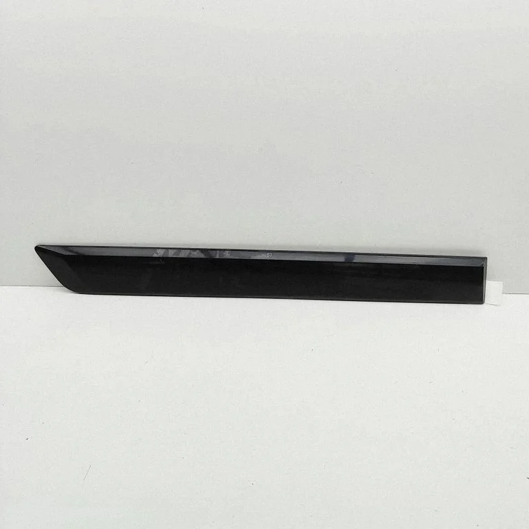 Moldings uz aizmugurējā spārna BK2129076BBW