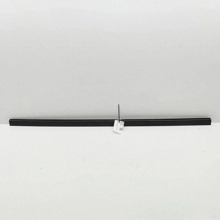 Rear fender molding trim L8B2244A56BD