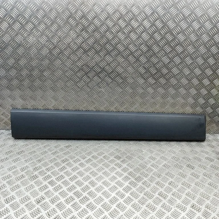 Moldings uz aizmugurējā spārna 93453646